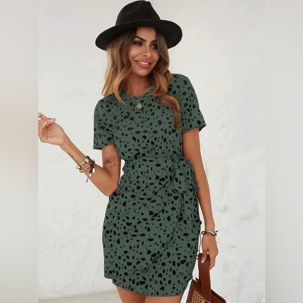 NWOT Allover Print Tie Front Keyhole Back Dress Green (L)